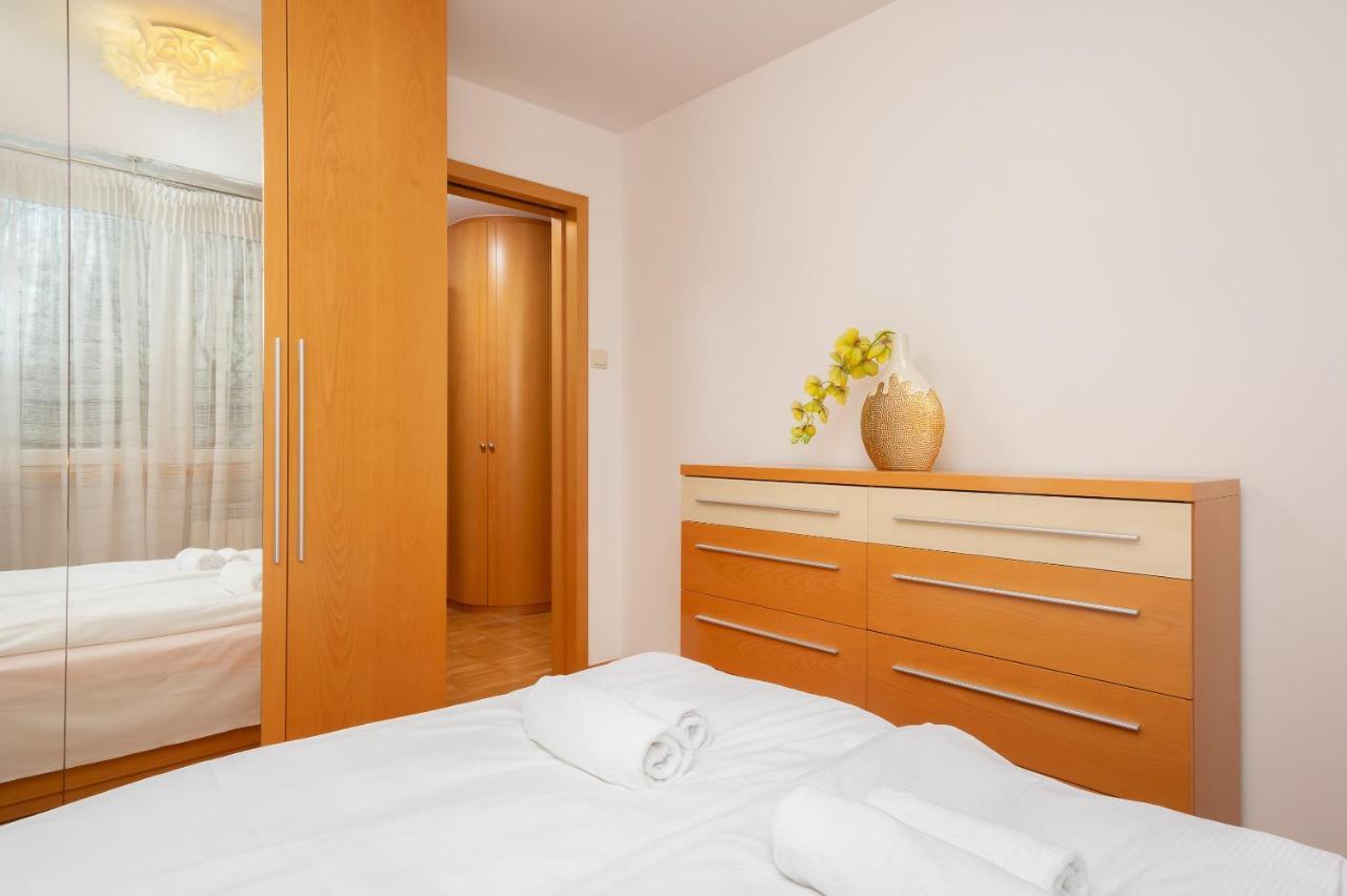 Two-Bedroom Family Apartment Esperanto Next To Klif By Noclegi Renters Warschau Exterior foto